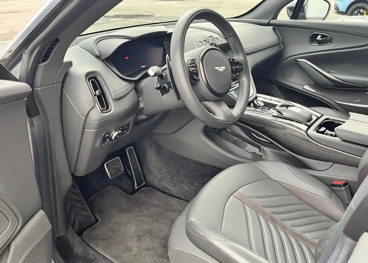 Aston Martin DBX 707 2026, extérieur — Geneva Luxury Car Rental, Genève. Aston Martin DBX 707 à Genève La Aston Martin DBX 707 2026 figure parmi les véhicules…