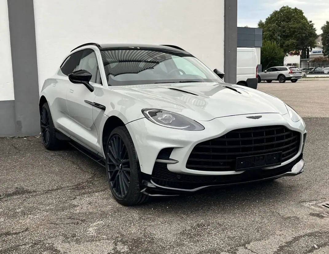 Aston Martin DBX 707 2026 — Geneva Luxury Car Rental, Genève. Aston Martin DBX 707 à Genève La Aston Martin DBX 707 2026 figure parmi les véhicules…