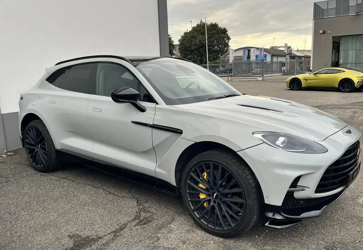 Aston Martin DBX 707 2026, vue avant — Geneva Luxury Car Rental, Genève. Aston Martin DBX 707 à Genève La Aston Martin DBX 707 2026 figure parmi les véhicules…