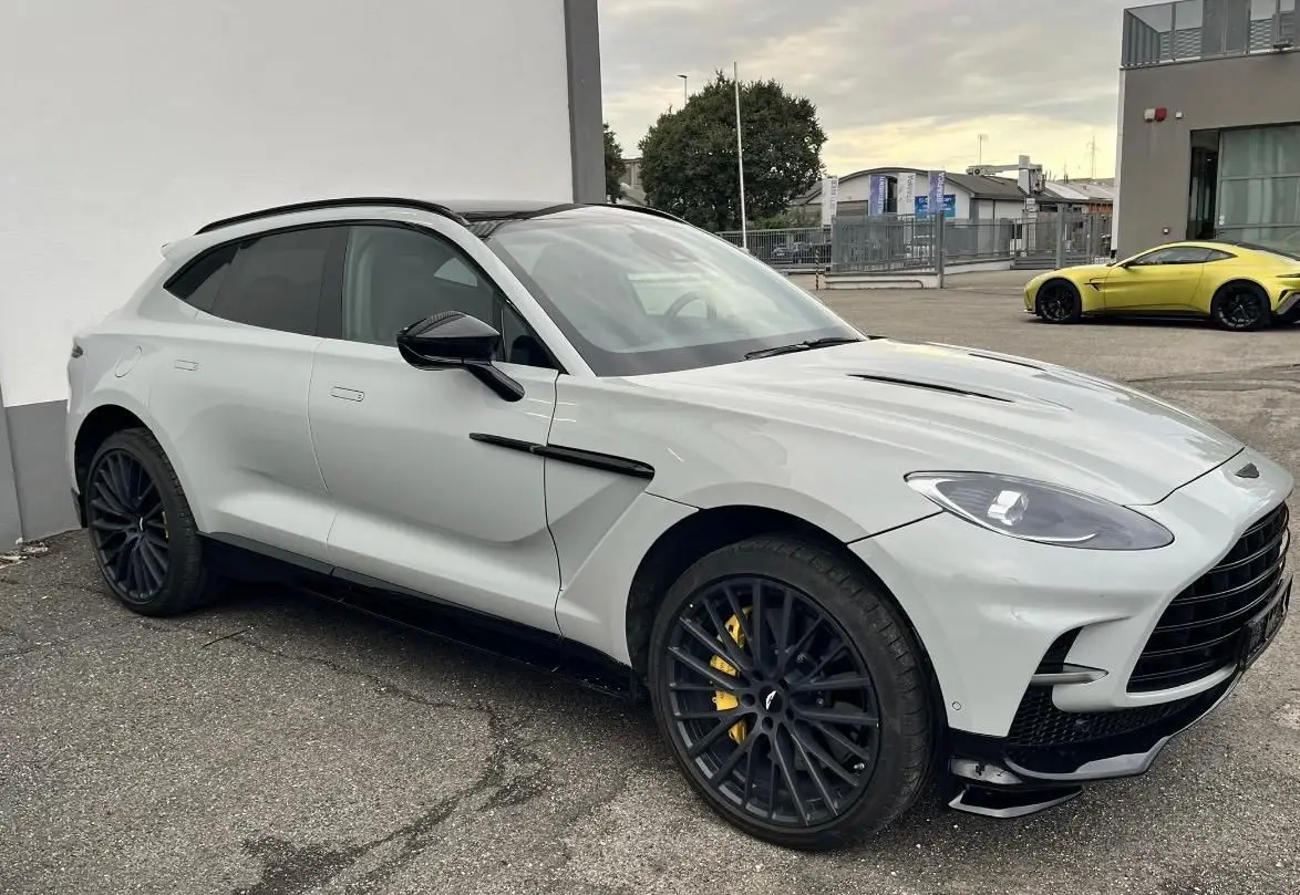 Aston Martin DBX 707 2026, vue avant — Geneva Luxury Car Rental, Genève. Aston Martin DBX 707 à Genève La Aston Martin DBX 707 2026 figure parmi les véhicules…