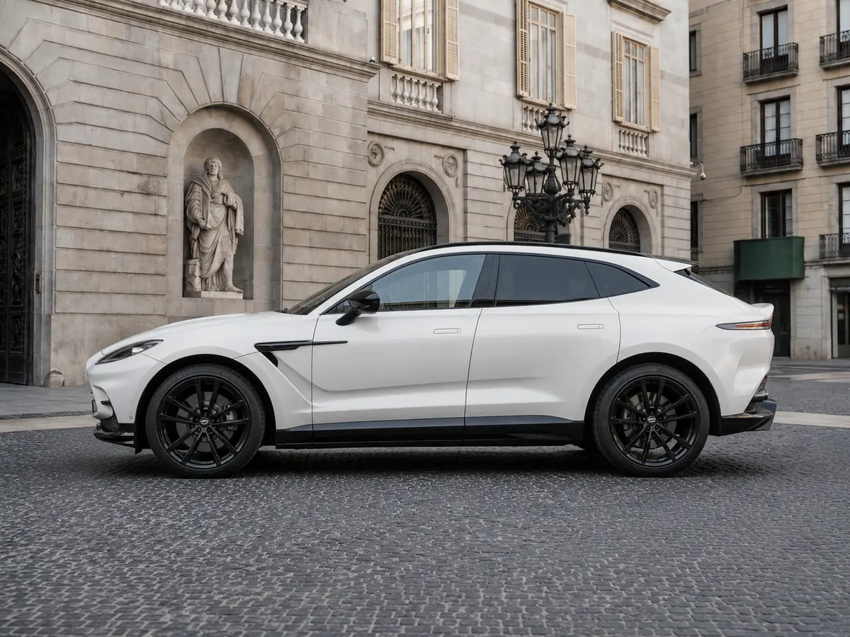 Aston Martin DBX 707 2026, extérieur — Geneva Luxury Car Rental, Genève. Aston Martin DBX 707 à Genève La Aston Martin DBX 707 2026 figure parmi les véhicules…