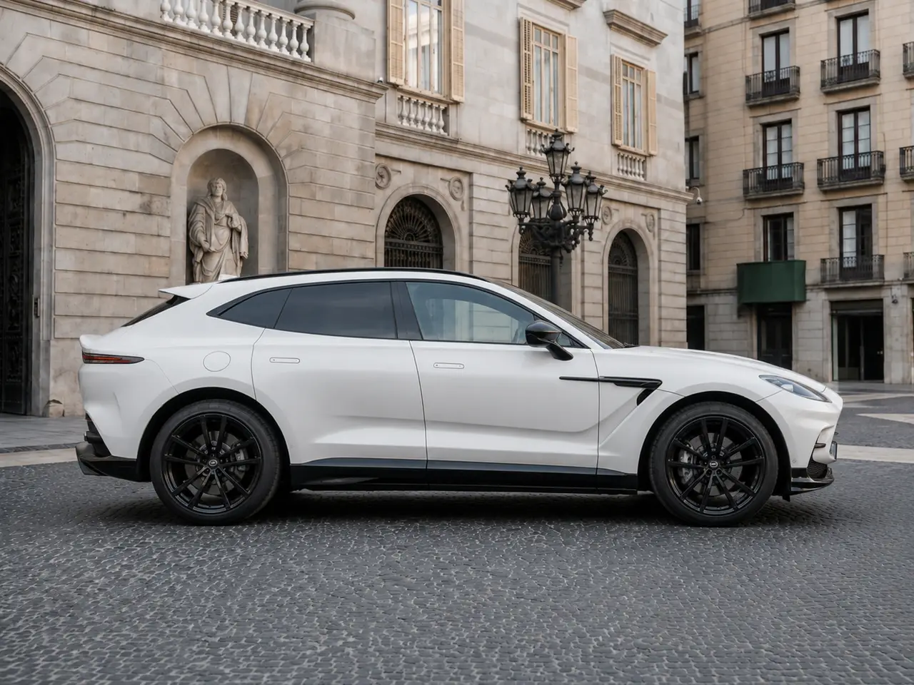 Aston Martin DBX 707 2026, vue avant — Geneva Luxury Car Rental, Genève. Aston Martin DBX 707 à Genève La Aston Martin DBX 707 2026 figure parmi les véhicules…