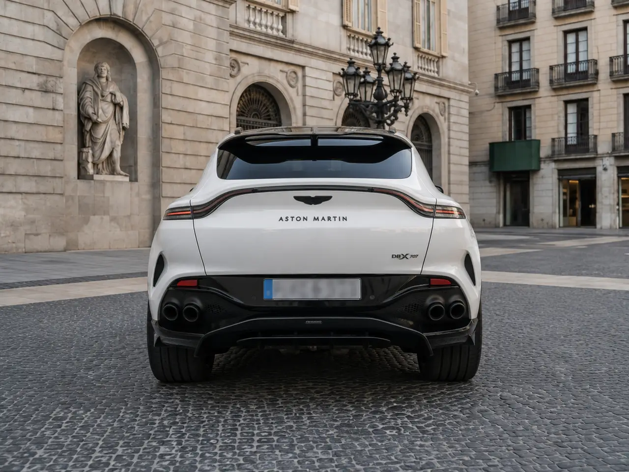 Aston Martin DBX 707 2026, vue arrière — Geneva Luxury Car Rental, Genève. Aston Martin DBX 707 à Genève La Aston Martin DBX 707 2026 figure parmi les véhicules…