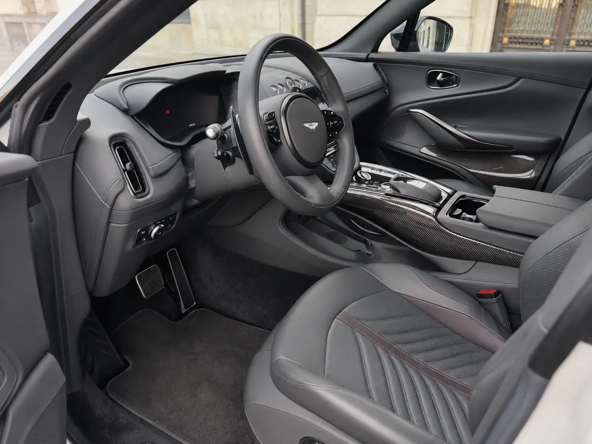 Aston Martin DBX 707 2026, intérieur — Geneva Luxury Car Rental, Genève. Aston Martin DBX 707 à Genève La Aston Martin DBX 707 2026 figure parmi les véhicules…