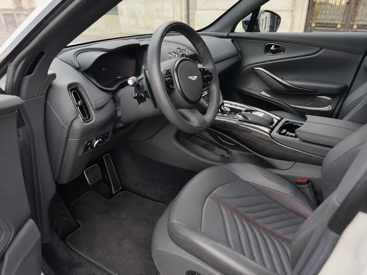 Aston Martin DBX 707 2026, intérieur — Geneva Luxury Car Rental, Genève. Aston Martin DBX 707 à Genève La Aston Martin DBX 707 2026 figure parmi les véhicules…