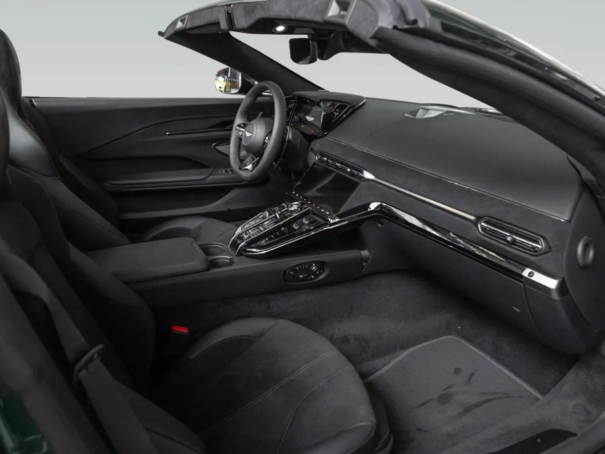 Aston Martin Vantage V8 Spider 2026, extérieur — Geneva Luxury Car Rental, Genève. Aston Martin Vantage V8 Spider à Genève La Aston Martin Vantage V8 Spider 2026 est…