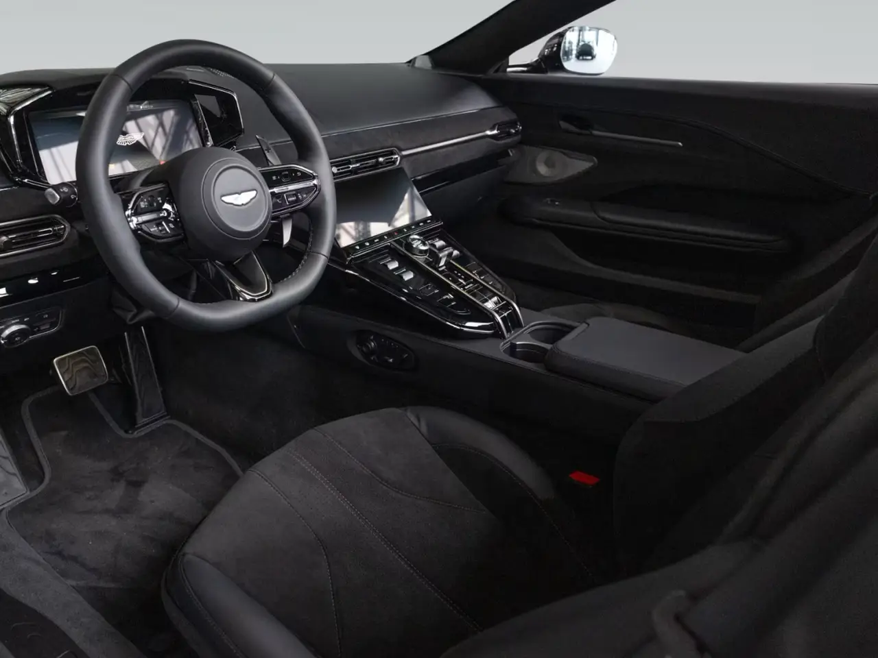 Aston Martin Vantage V8 Spider 2026, vue avant — Geneva Luxury Car Rental, Genève. Aston Martin Vantage V8 Spider à Genève La Aston Martin Vantage V8 Spider 2026 est…
