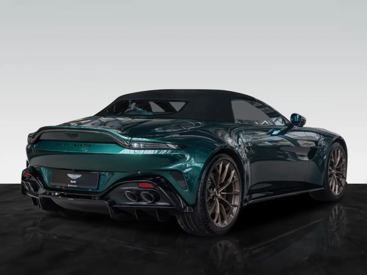 Aston Martin Vantage V8 Spider 2026, vue arrière — Geneva Luxury Car Rental, Genève. Aston Martin Vantage V8 Spider à Genève La Aston Martin Vantage V8 Spider 2026 est…