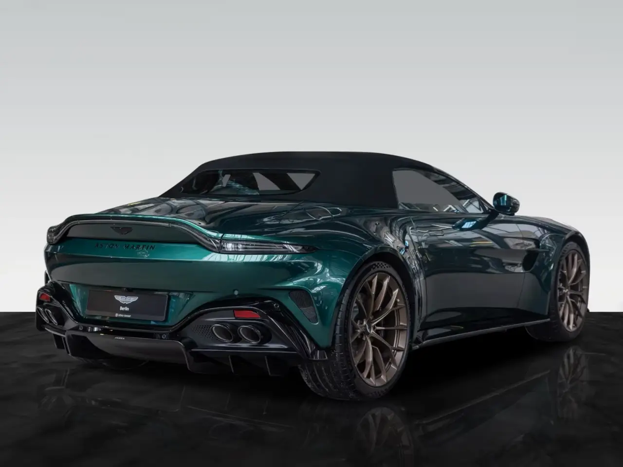 Aston Martin Vantage V8 Spider 2026, vue arrière — Geneva Luxury Car Rental, Genève. Aston Martin Vantage V8 Spider à Genève La Aston Martin Vantage V8 Spider 2026 est…
