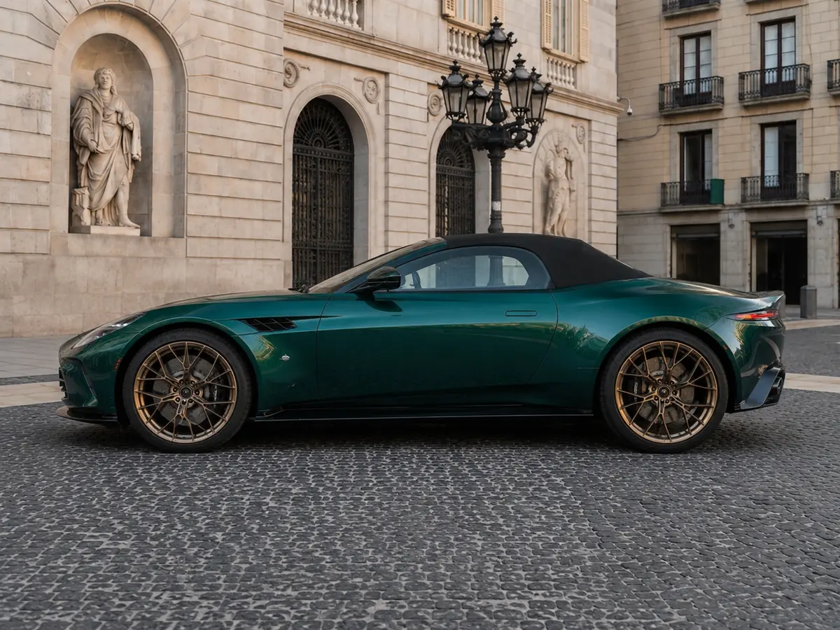 Aston Martin Vantage V8 Spider 2026, extérieur — Geneva Luxury Car Rental, Genève. Aston Martin Vantage V8 Spider à Genève La Aston Martin Vantage V8 Spider 2026 est…