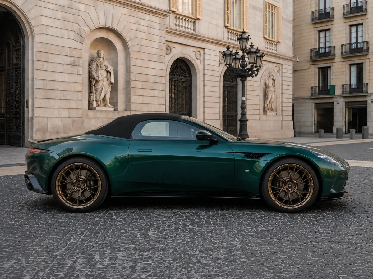 Aston Martin Vantage V8 Spider 2026, vue avant — Geneva Luxury Car Rental, Genève. Aston Martin Vantage V8 Spider à Genève La Aston Martin Vantage V8 Spider 2026 est…
