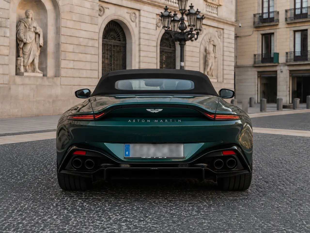 Aston Martin Vantage V8 Spider 2026, vue arrière — Geneva Luxury Car Rental, Genève. Aston Martin Vantage V8 Spider à Genève La Aston Martin Vantage V8 Spider 2026 est…