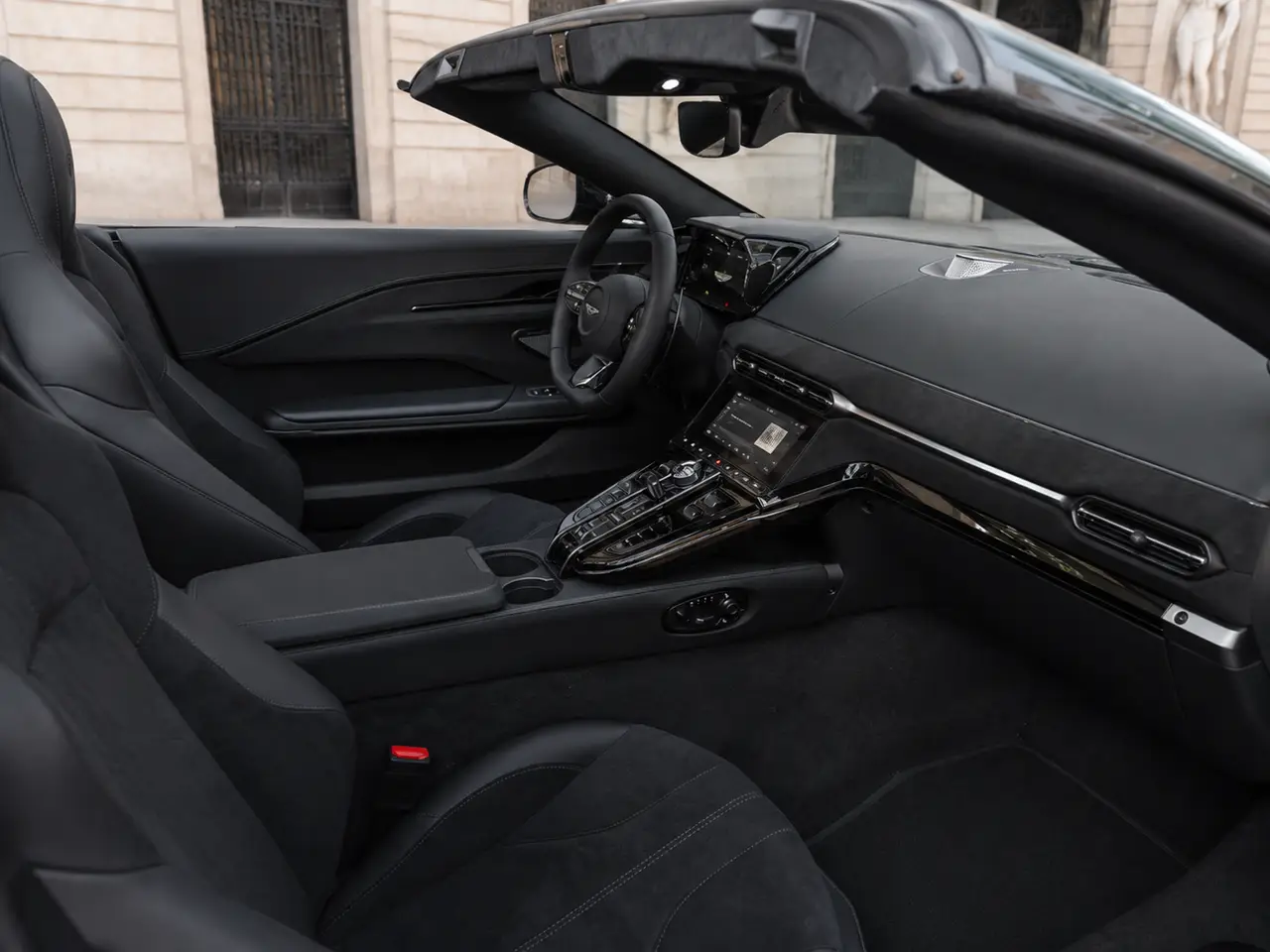 Aston Martin Vantage V8 Spider 2026, intérieur — Geneva Luxury Car Rental, Genève. Aston Martin Vantage V8 Spider à Genève La Aston Martin Vantage V8 Spider 2026 est…
