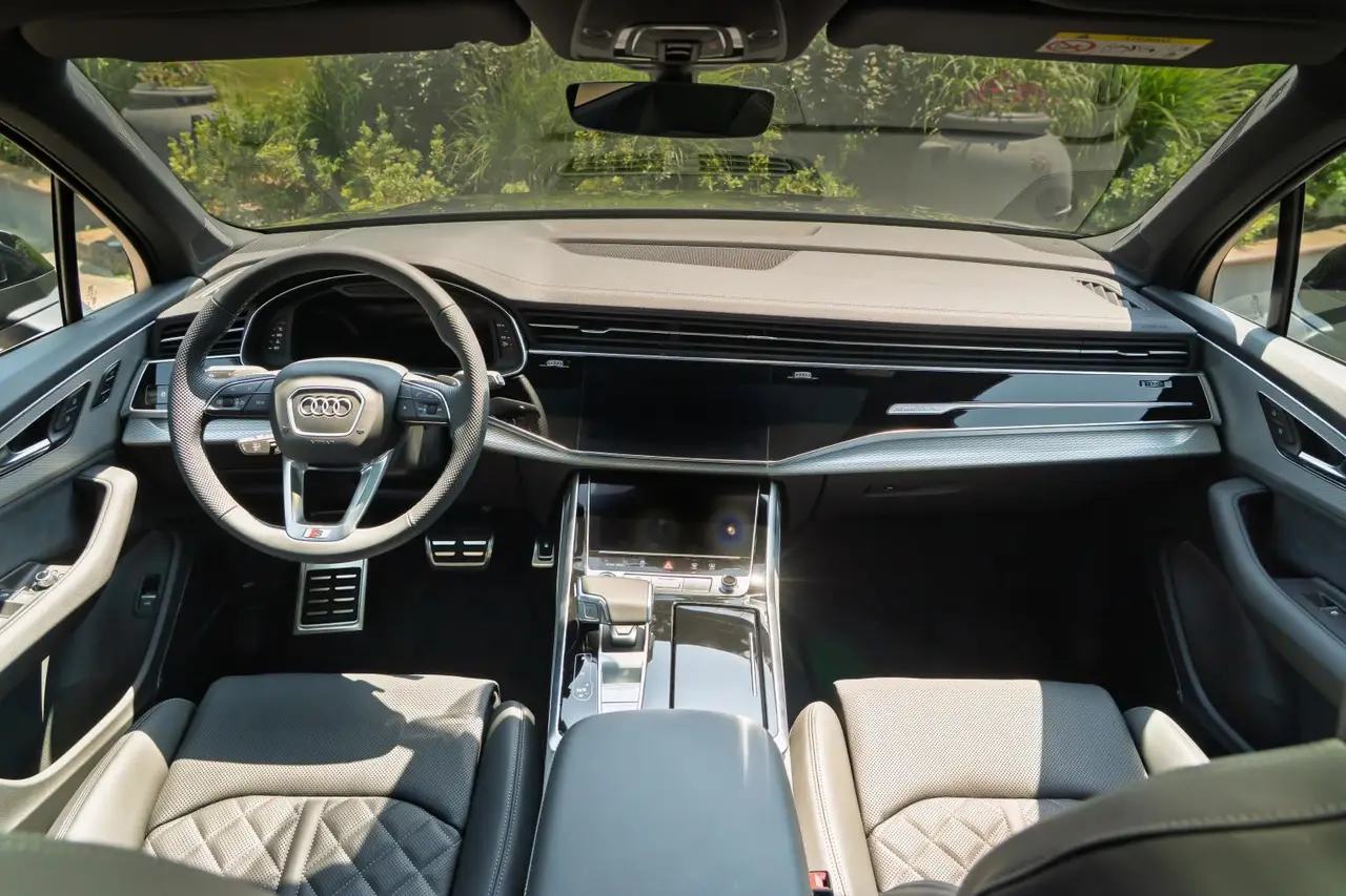 Audi Q7 50 TDI S-Line Edition 2025, extérieur — Geneva Luxury Car Rental, Genève. Audi Q7 50 TDI S-Line Edition à Genève L'Audi Q7 50 TDI S-Line Edition 2025 fait partie…