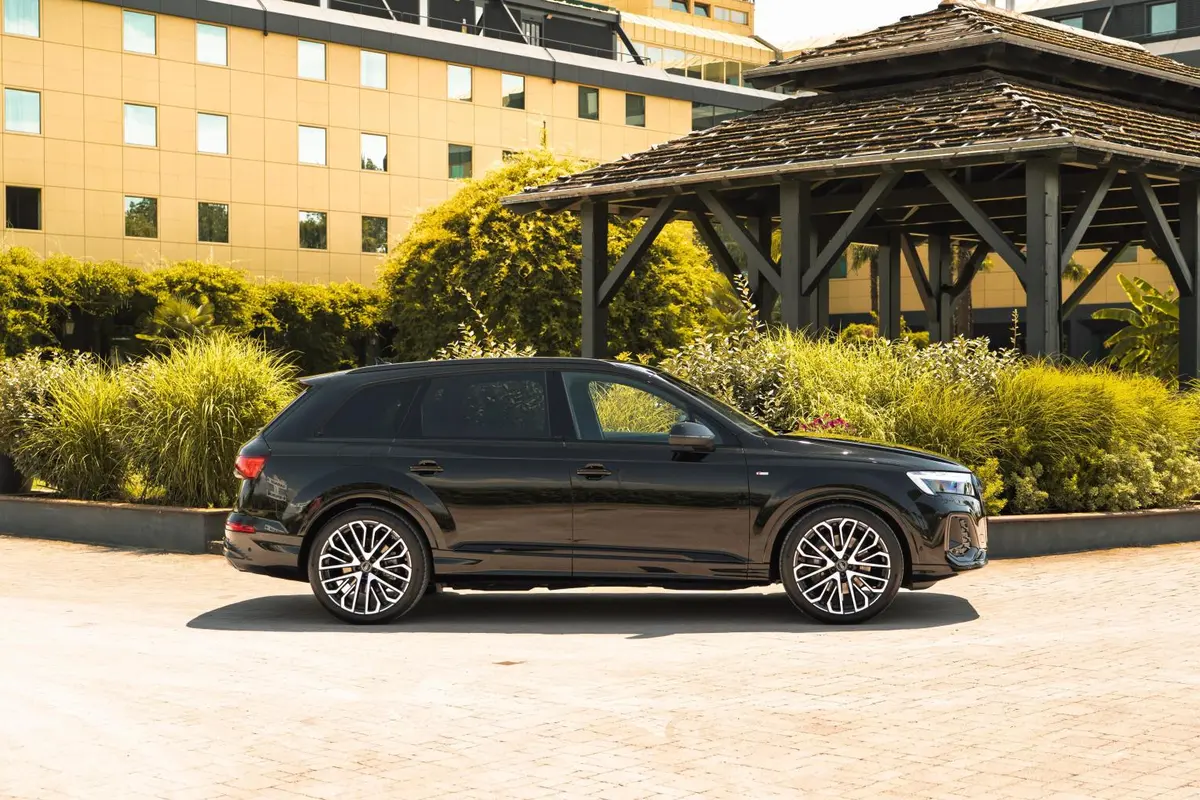 Audi Q7 50 TDI S-Line Edition 2025, vue avant — Geneva Luxury Car Rental, Genève. Audi Q7 50 TDI S-Line Edition à Genève L'Audi Q7 50 TDI S-Line Edition 2025 fait partie…