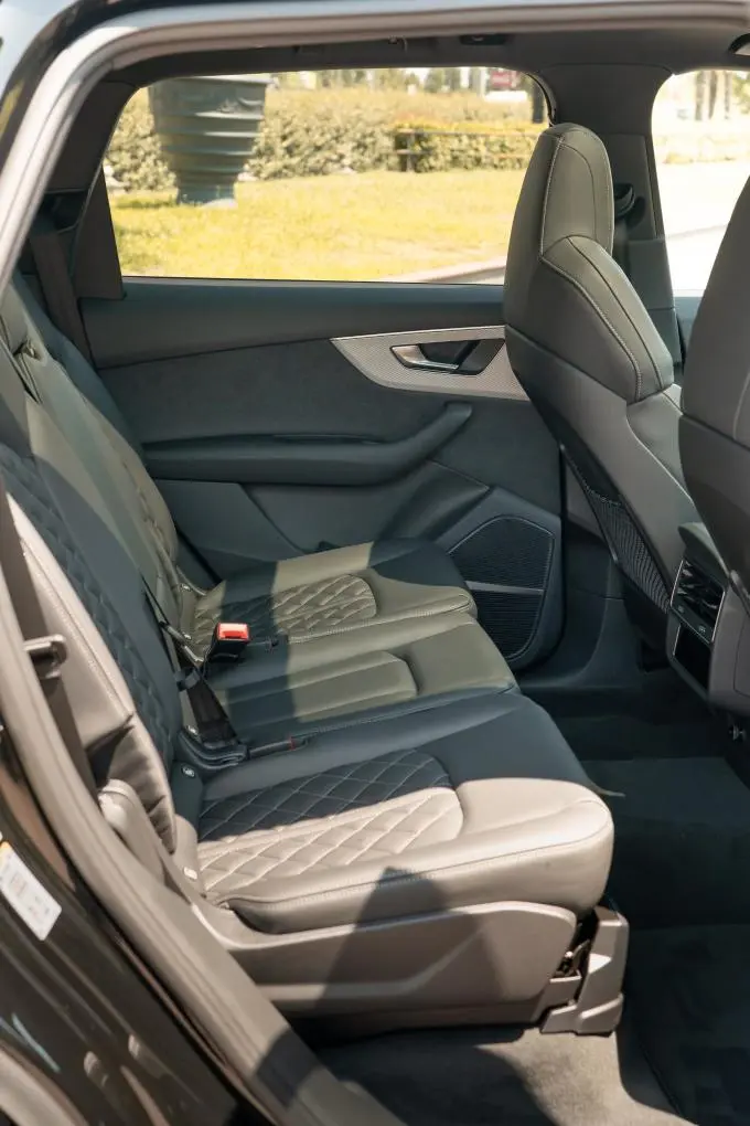 Audi Q7 50 TDI S-Line Edition 2025, vue arrière — Geneva Luxury Car Rental, Genève. Audi Q7 50 TDI S-Line Edition à Genève L'Audi Q7 50 TDI S-Line Edition 2025 fait partie…