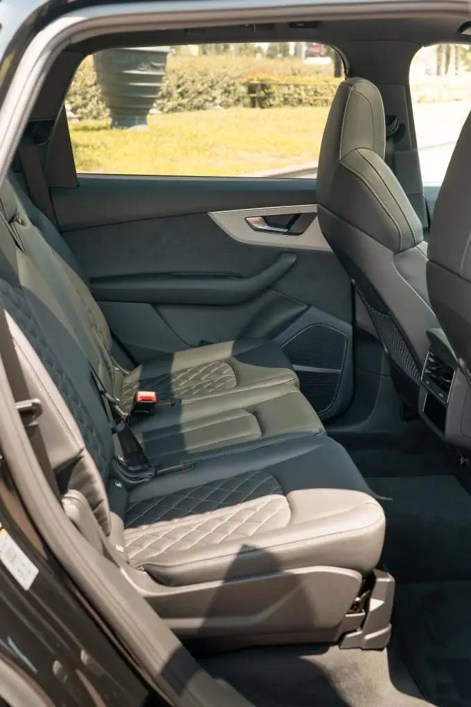 Audi Q7 50 TDI S-Line Edition 2025, vue arrière — Geneva Luxury Car Rental, Genève. Audi Q7 50 TDI S-Line Edition à Genève L'Audi Q7 50 TDI S-Line Edition 2025 fait partie…