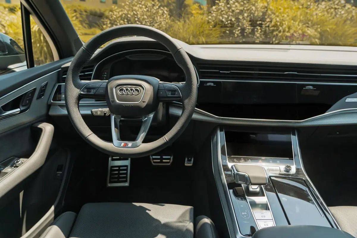 Audi Q7 50 TDI S-Line Edition 2025, intérieur — Geneva Luxury Car Rental, Genève. Audi Q7 50 TDI S-Line Edition à Genève L'Audi Q7 50 TDI S-Line Edition 2025 fait partie…