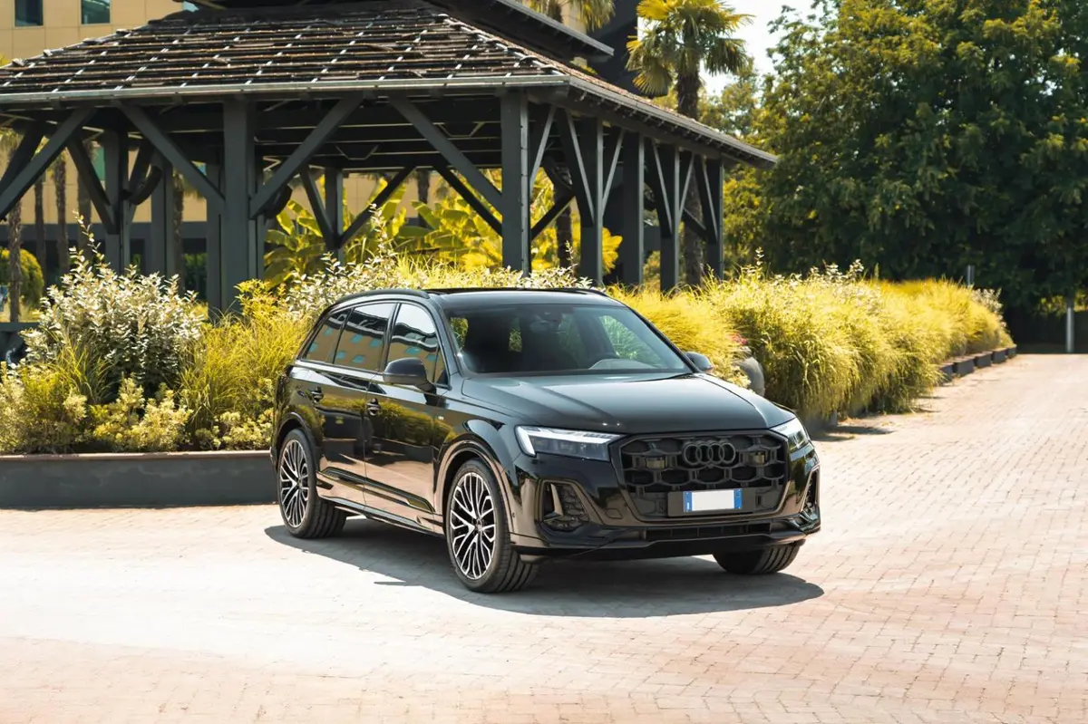 Audi Q7 50 TDI S-Line Edition 2025 — Geneva Luxury Car Rental, Genève. Audi Q7 50 TDI S-Line Edition à Genève L'Audi Q7 50 TDI S-Line Edition 2025 fait partie…