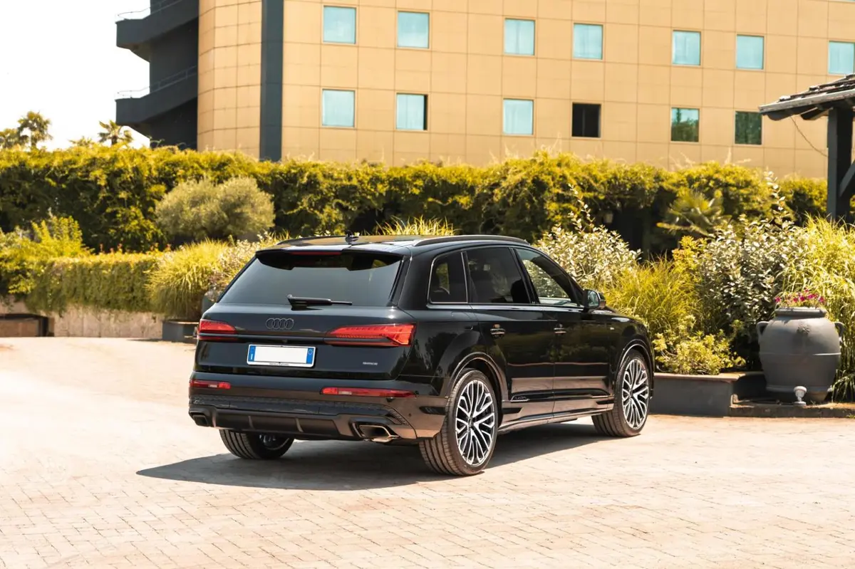 Audi Q7 50 TDI S-Line Edition 2025, tableau de bord — Geneva Luxury Car Rental, Genève. Audi Q7 50 TDI S-Line Edition à Genève L'Audi Q7 50 TDI S-Line Edition 2025 fait partie…