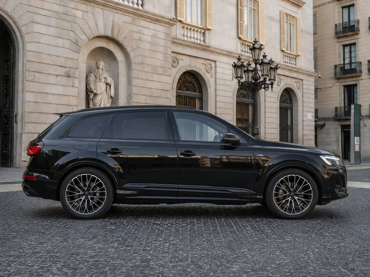 Audi Q7 50 TDI S-Line Edition 2025, extérieur — Geneva Luxury Car Rental, Genève. Audi Q7 50 TDI S-Line Edition à Genève L'Audi Q7 50 TDI S-Line Edition 2025 fait partie…