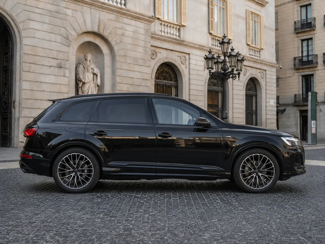 Audi Q7 50 TDI S-Line Edition 2025, extérieur — Geneva Luxury Car Rental, Genève. Audi Q7 50 TDI S-Line Edition à Genève L'Audi Q7 50 TDI S-Line Edition 2025 fait partie…