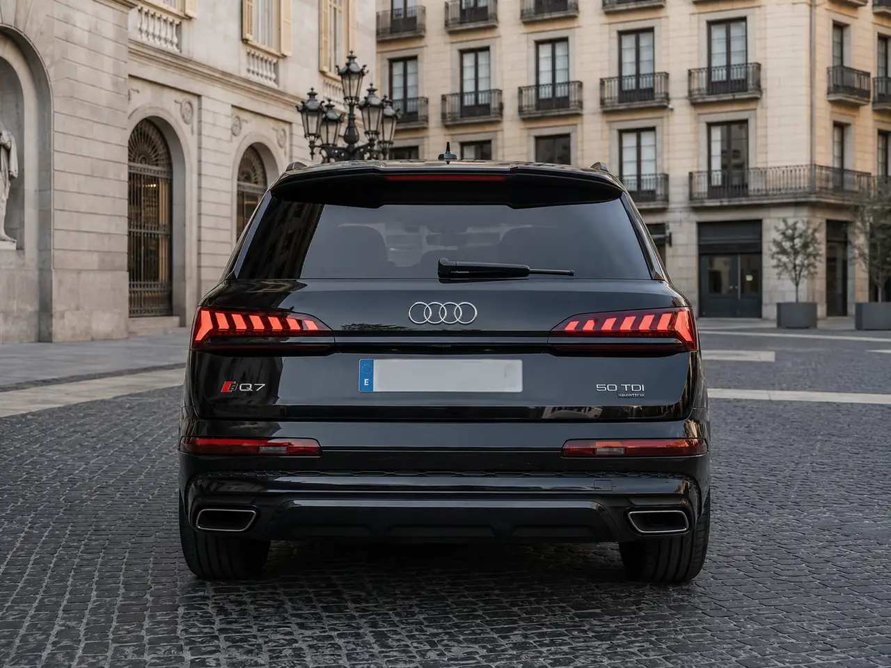 Audi Q7 50 TDI S-Line Edition 2025, vue arrière — Geneva Luxury Car Rental, Genève. Audi Q7 50 TDI S-Line Edition à Genève L'Audi Q7 50 TDI S-Line Edition 2025 fait partie…