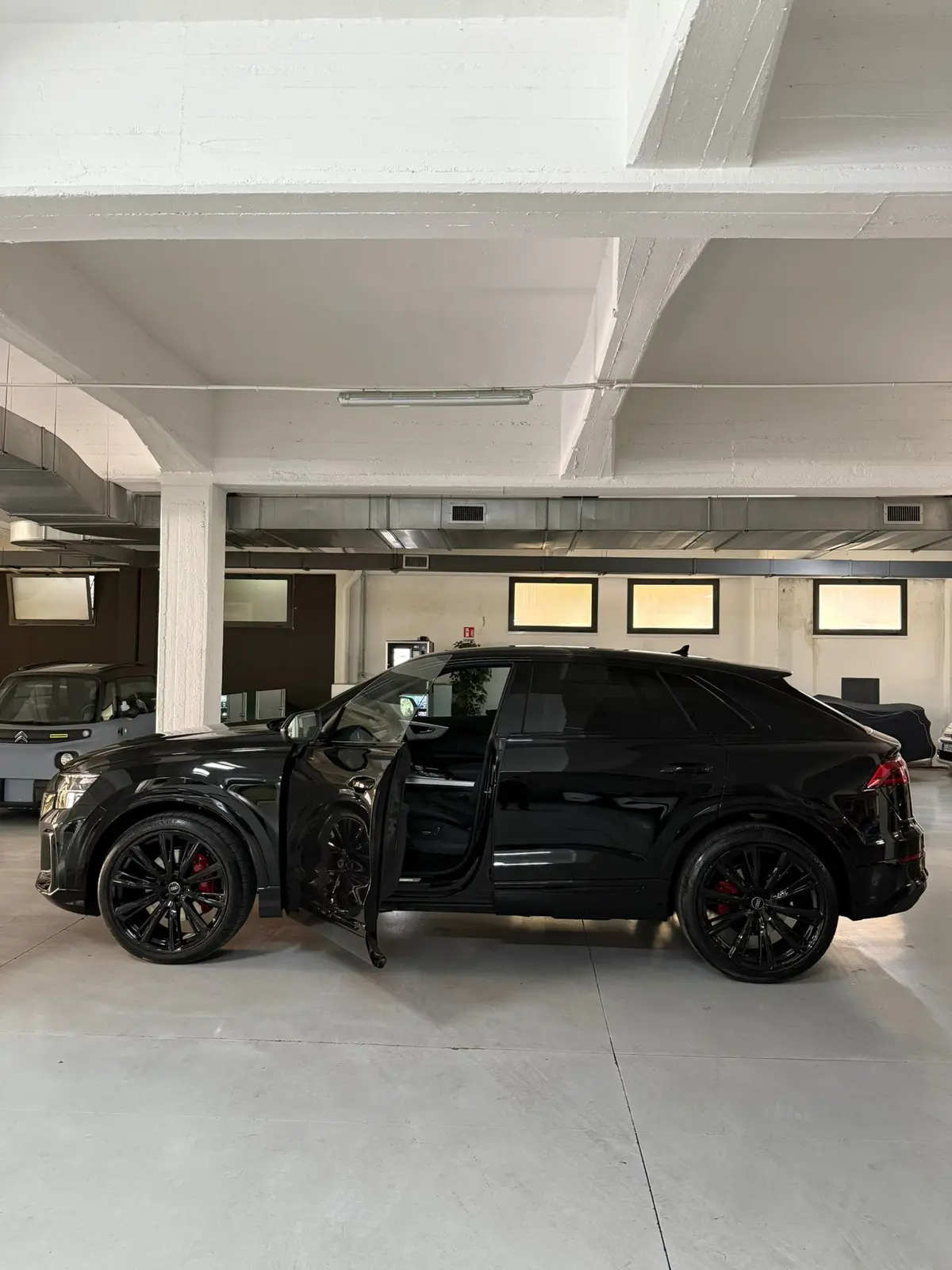 Audi Q8 2025 — Geneva Luxury Car Rental, Genève. Audi Q8 à Genève L'Audi Q8 2025 fait partie des SUV proposés à la location à Genève, avec…