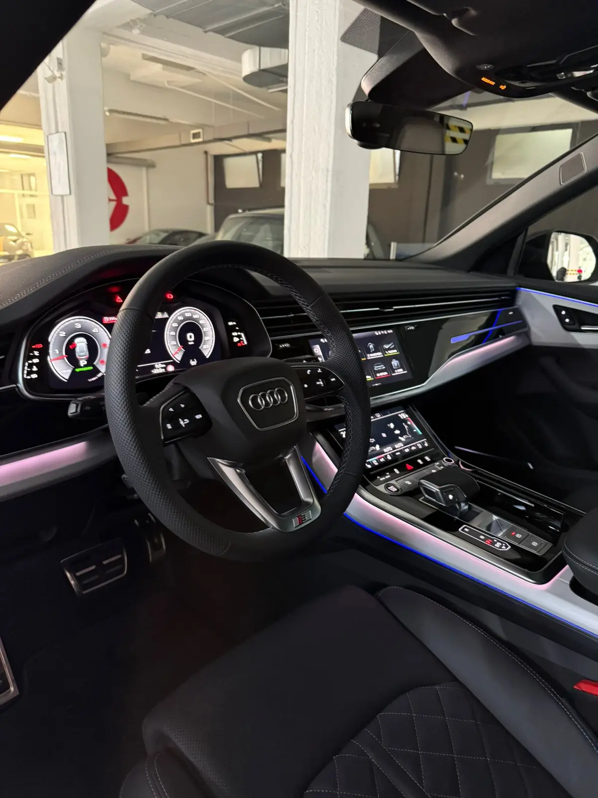 Audi Q8 2025, extérieur — Geneva Luxury Car Rental, Genève. Audi Q8 à Genève L'Audi Q8 2025 fait partie des SUV proposés à la location à Genève, avec…
