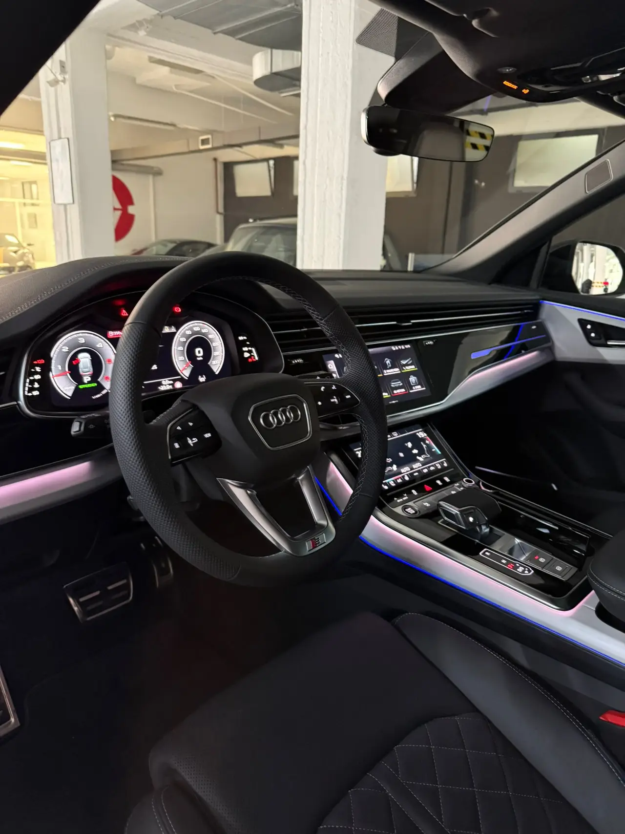 Audi Q8 2025, extérieur — Geneva Luxury Car Rental, Genève. Audi Q8 à Genève L'Audi Q8 2025 fait partie des SUV proposés à la location à Genève, avec…