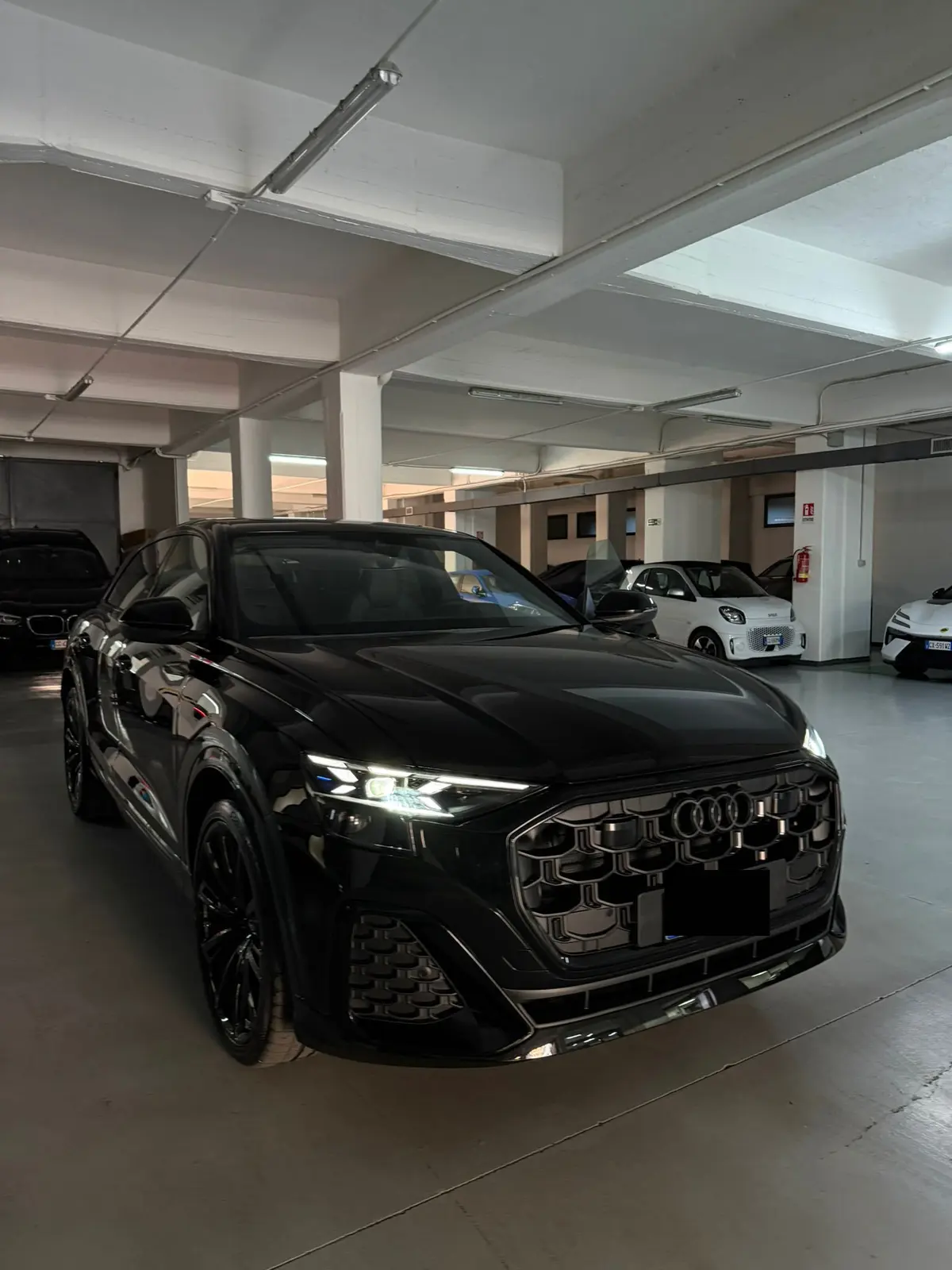 Audi Q8 2025, vue avant — Geneva Luxury Car Rental, Genève. Audi Q8 à Genève L'Audi Q8 2025 fait partie des SUV proposés à la location à Genève, avec…