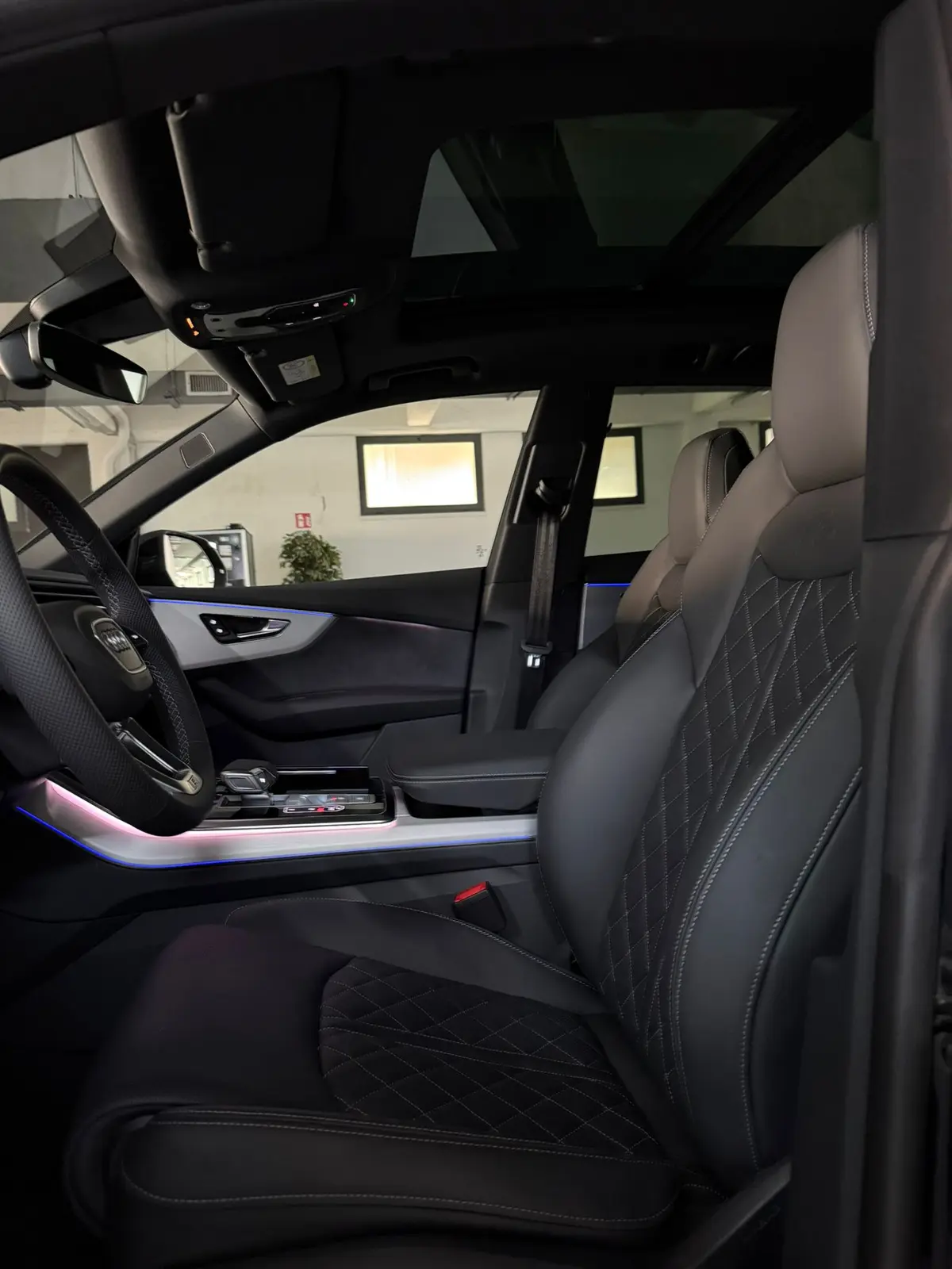 Audi Q8 2025, vue arrière — Geneva Luxury Car Rental, Genève. Audi Q8 à Genève L'Audi Q8 2025 fait partie des SUV proposés à la location à Genève, avec…