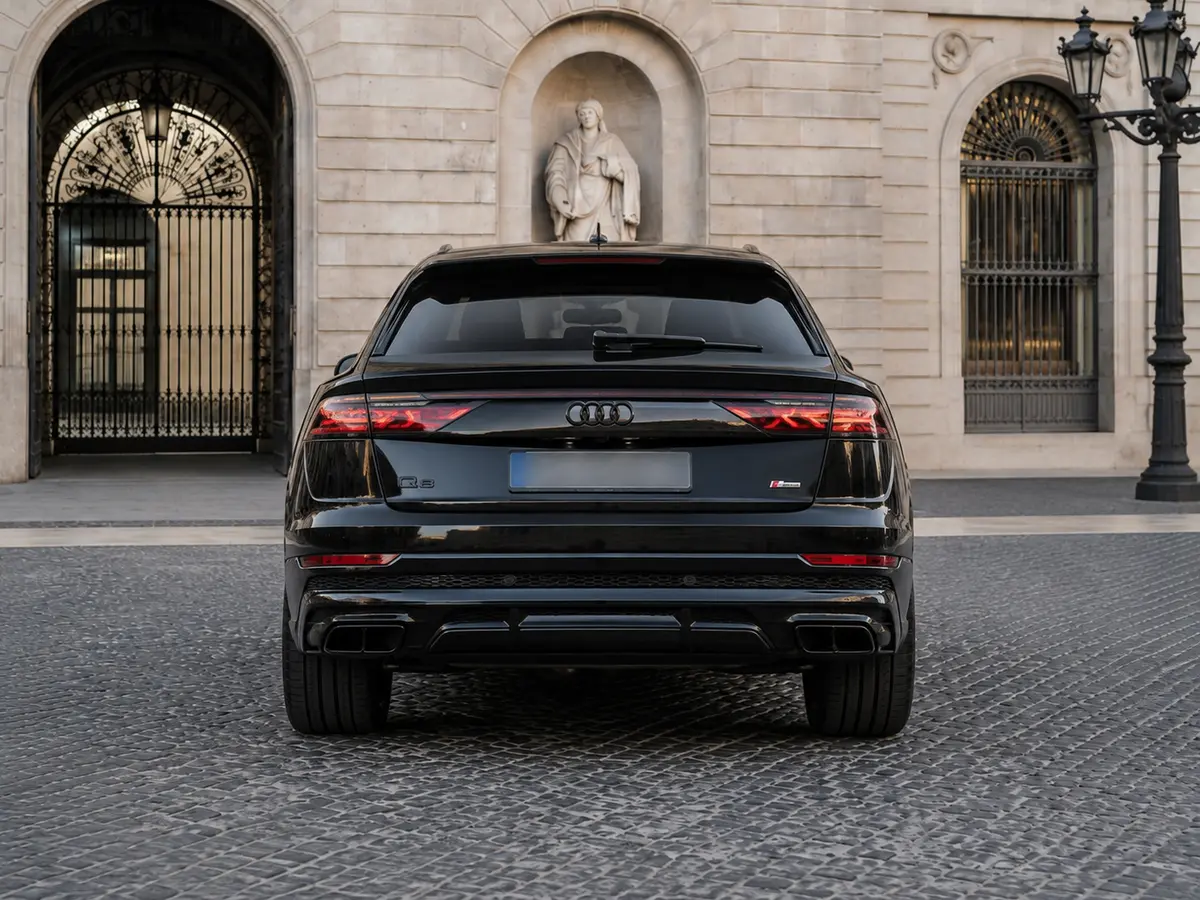 Audi Q8 2025, vue arrière — Geneva Luxury Car Rental, Genève. Audi Q8 à Genève L'Audi Q8 2025 fait partie des SUV proposés à la location à Genève, avec…