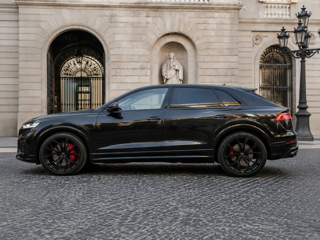 Audi Q8 2025, intérieur — Geneva Luxury Car Rental, Genève. Audi Q8 à Genève L'Audi Q8 2025 fait partie des SUV proposés à la location à Genève, avec…