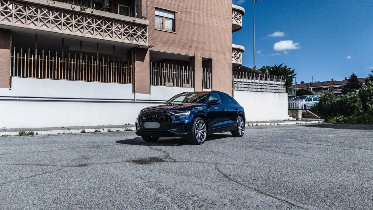 Audi Q8 55 TFSI 2022, extérieur — Geneva Luxury Car Rental, Genève. Audi Q8 55 TFSI à Genève L'Audi Q8 55 TFSI 2022 est proposée à la location à Genève : un…