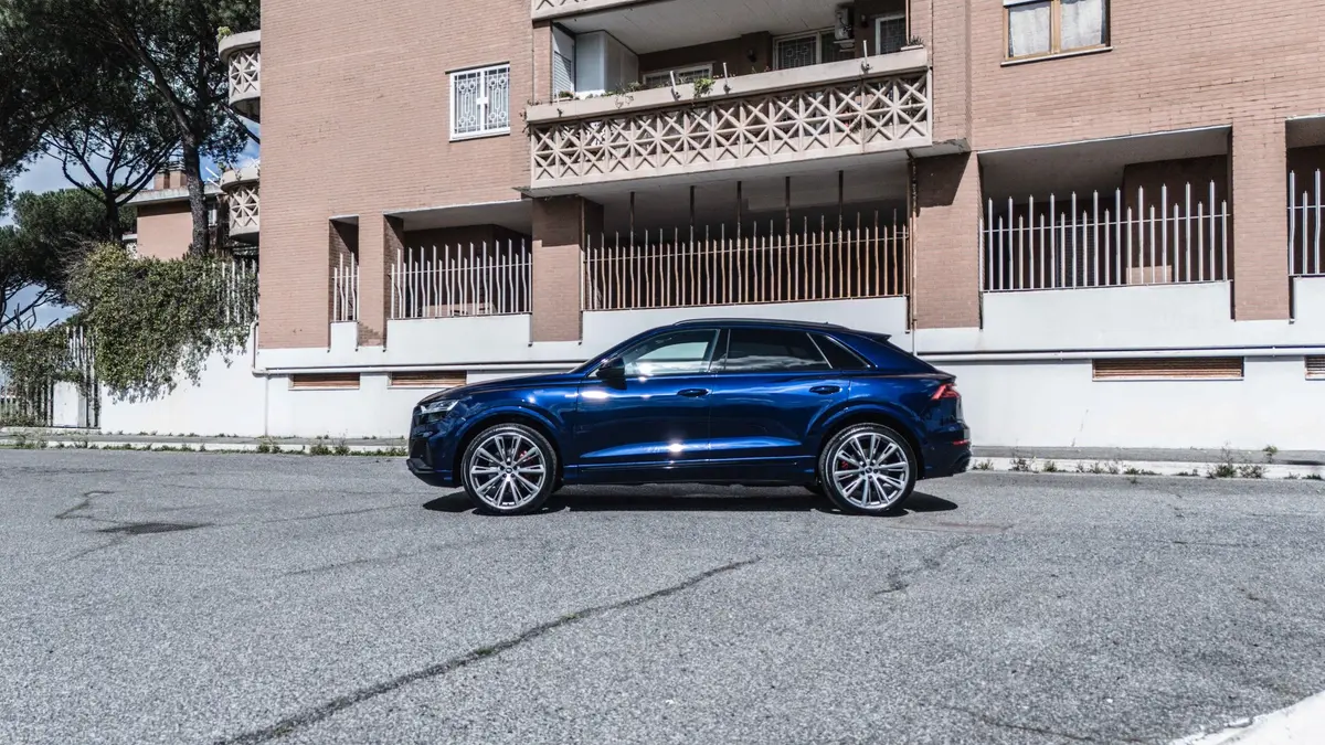 Audi Q8 55 TFSI 2022, vue avant — Geneva Luxury Car Rental, Genève. Audi Q8 55 TFSI à Genève L'Audi Q8 55 TFSI 2022 est proposée à la location à Genève : un…