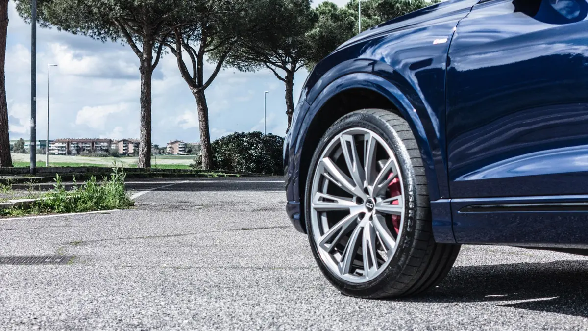 Audi Q8 55 TFSI 2022, vue arrière — Geneva Luxury Car Rental, Genève. Audi Q8 55 TFSI à Genève L'Audi Q8 55 TFSI 2022 est proposée à la location à Genève : un…