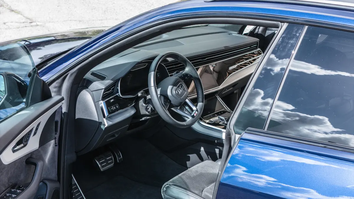 Audi Q8 55 TFSI 2022, intérieur — Geneva Luxury Car Rental, Genève. Audi Q8 55 TFSI à Genève L'Audi Q8 55 TFSI 2022 est proposée à la location à Genève : un…
