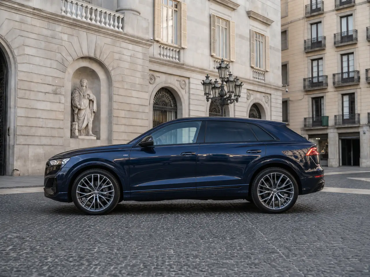 Audi Q8 55 TFSI 2022, extérieur — Geneva Luxury Car Rental, Genève. Audi Q8 55 TFSI à Genève L'Audi Q8 55 TFSI 2022 est proposée à la location à Genève : un…