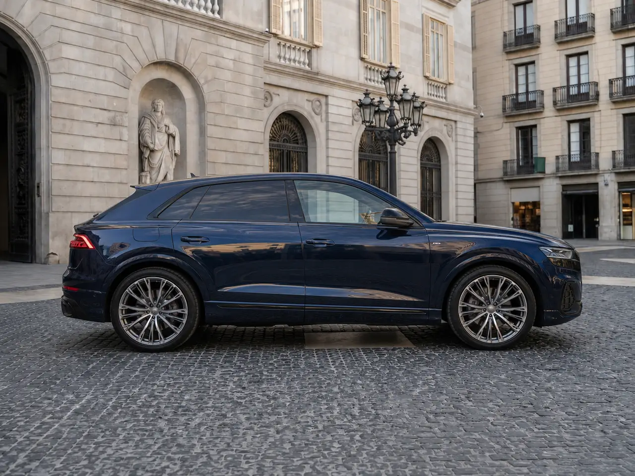 Audi Q8 55 TFSI 2022, vue avant — Geneva Luxury Car Rental, Genève. Audi Q8 55 TFSI à Genève L'Audi Q8 55 TFSI 2022 est proposée à la location à Genève : un…