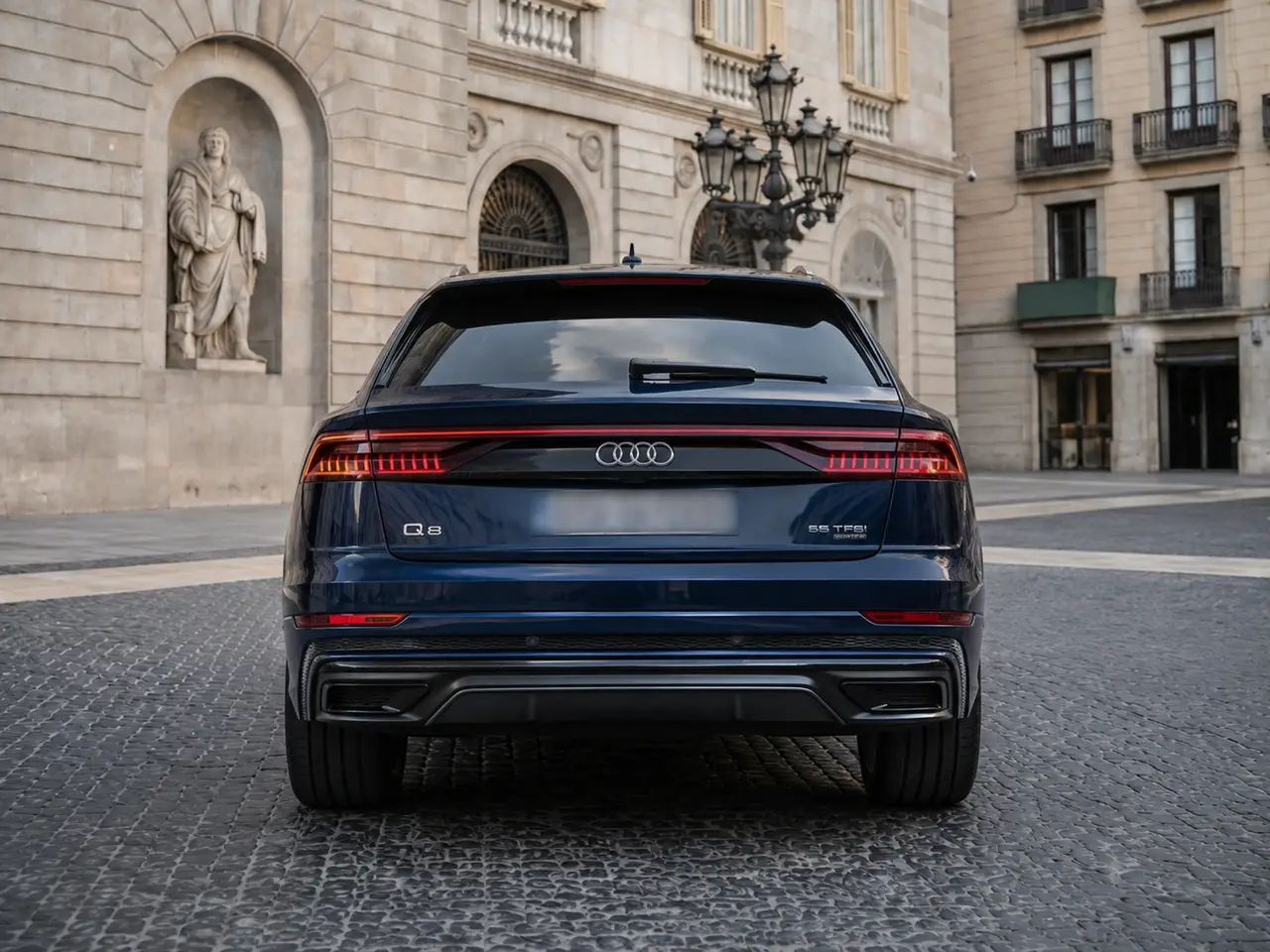 Audi Q8 55 TFSI 2022, vue arrière — Geneva Luxury Car Rental, Genève. Audi Q8 55 TFSI à Genève L'Audi Q8 55 TFSI 2022 est proposée à la location à Genève : un…