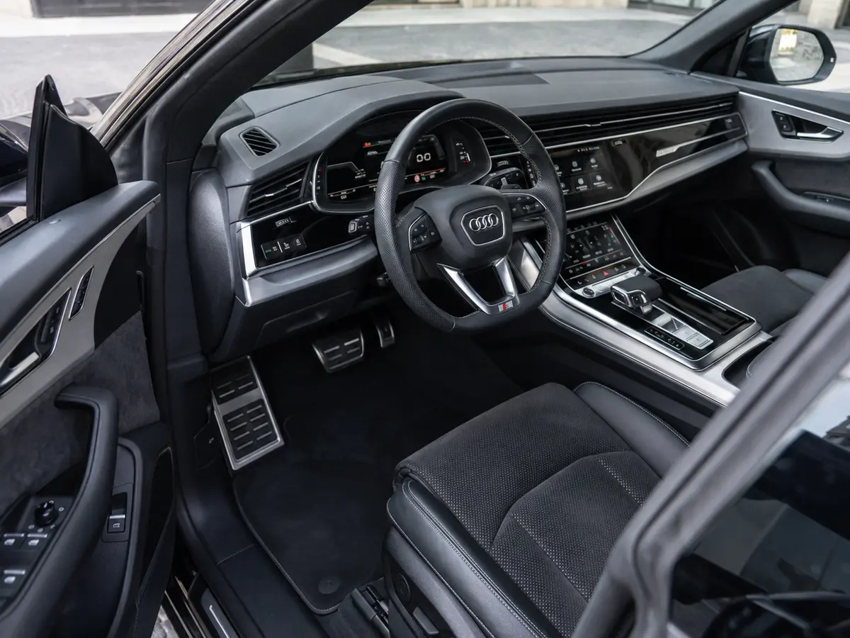 Audi Q8 55 TFSI 2022, intérieur — Geneva Luxury Car Rental, Genève. Audi Q8 55 TFSI à Genève L'Audi Q8 55 TFSI 2022 est proposée à la location à Genève : un…