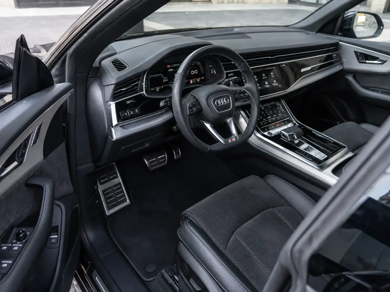 Audi Q8 55 TFSI 2022, intérieur — Geneva Luxury Car Rental, Genève. Audi Q8 55 TFSI à Genève L'Audi Q8 55 TFSI 2022 est proposée à la location à Genève : un…