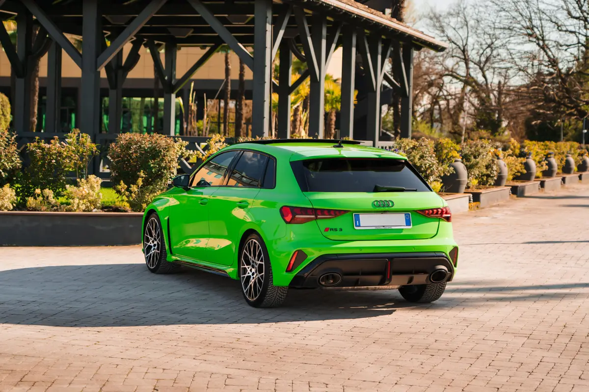 Audi RS3 Restyling 2025, extérieur — Geneva Luxury Car Rental, Genève. Audi RS3 Restyling à Genève L'Audi RS3 Restyling 2025 est disponible à la location à…