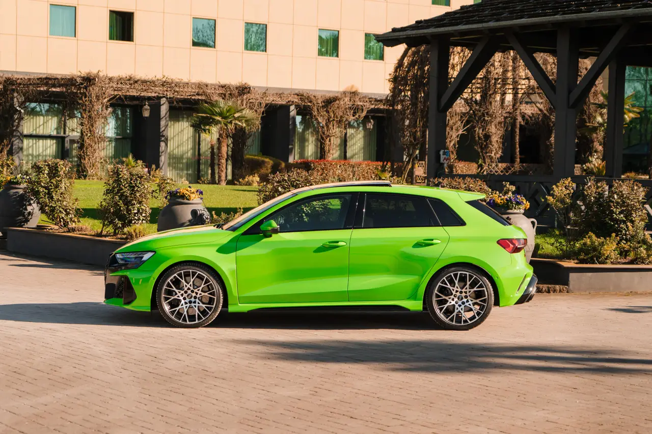Audi RS3 Restyling 2025, vue avant — Geneva Luxury Car Rental, Genève. Audi RS3 Restyling à Genève L'Audi RS3 Restyling 2025 est disponible à la location à…