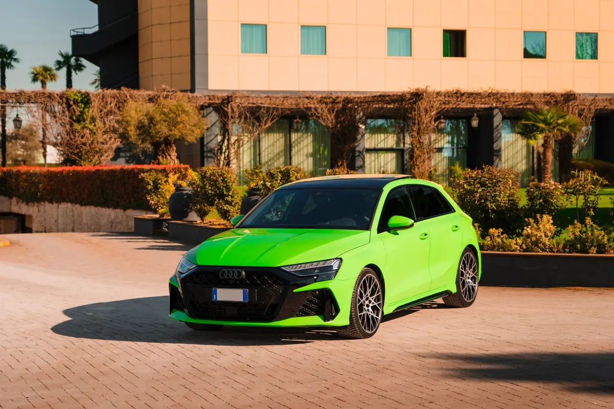 Audi RS3 Restyling 2025 — Geneva Luxury Car Rental, Genève. Audi RS3 Restyling à Genève L'Audi RS3 Restyling 2025 est disponible à la location à…
