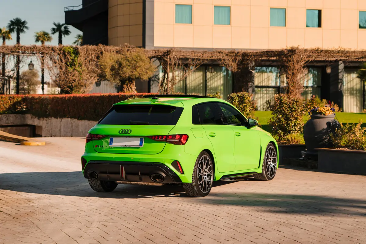 Audi RS3 Restyling 2025, vue arrière — Geneva Luxury Car Rental, Genève. Audi RS3 Restyling à Genève L'Audi RS3 Restyling 2025 est disponible à la location à…