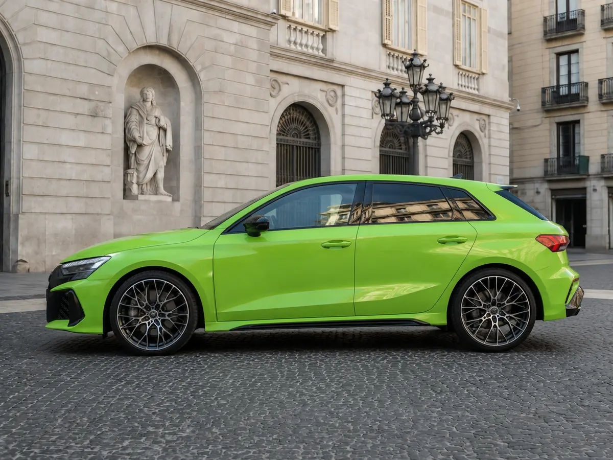 Audi RS3 Restyling 2025, extérieur — Geneva Luxury Car Rental, Genève. Audi RS3 Restyling à Genève L'Audi RS3 Restyling 2025 est disponible à la location à…