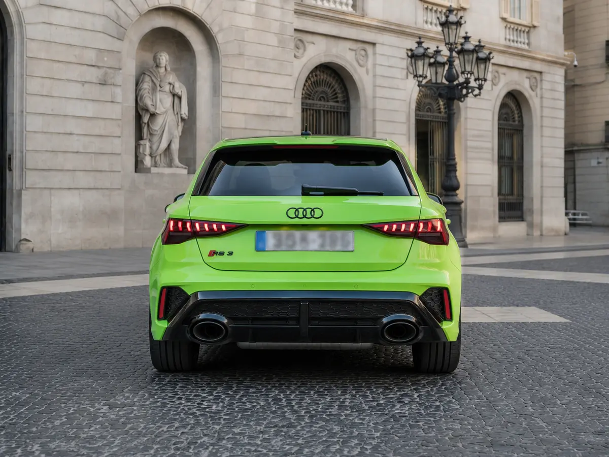 Audi RS3 Restyling 2025, vue arrière — Geneva Luxury Car Rental, Genève. Audi RS3 Restyling à Genève L'Audi RS3 Restyling 2025 est disponible à la location à…