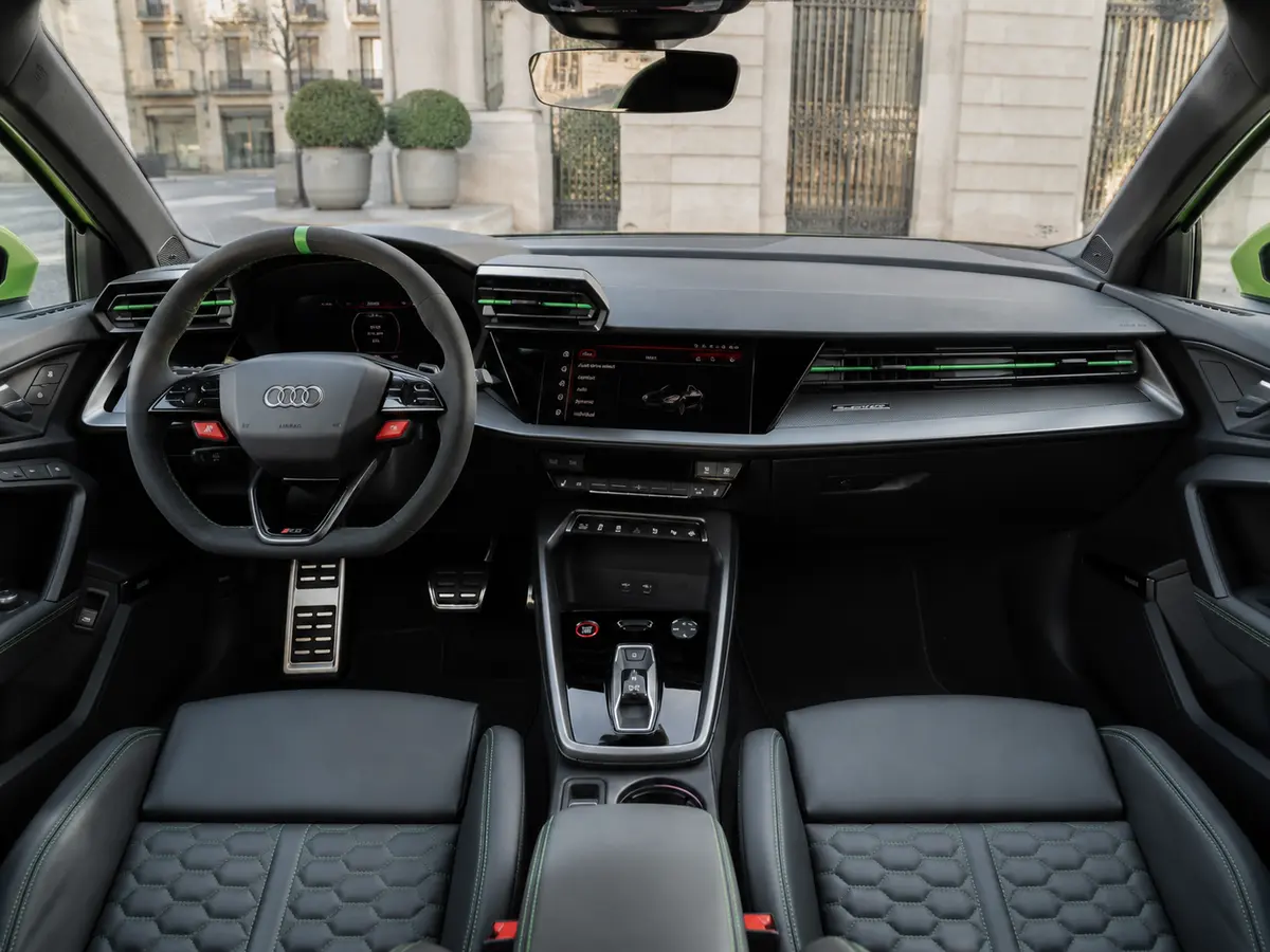 Audi RS3 Restyling 2025, intérieur — Geneva Luxury Car Rental, Genève. Audi RS3 Restyling à Genève L'Audi RS3 Restyling 2025 est disponible à la location à…